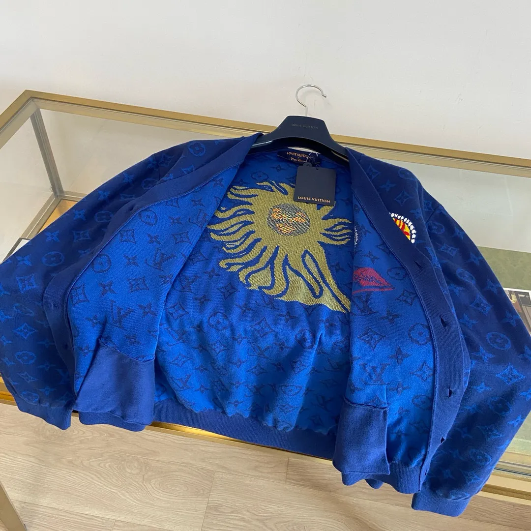 🅿️630 🀄️ Louis Vuitton Louis Vuitton exclusive edition new arrival🔥All network ceiling LV x YK MONOGRAM face pattern knitted cardigan This cardigan is from the Louis Vuitton The brand logo is embellished on the left chest. Cotton knitting brings a comfortable texture. The same style for men and women. You can buy one-to-one items on the official website.